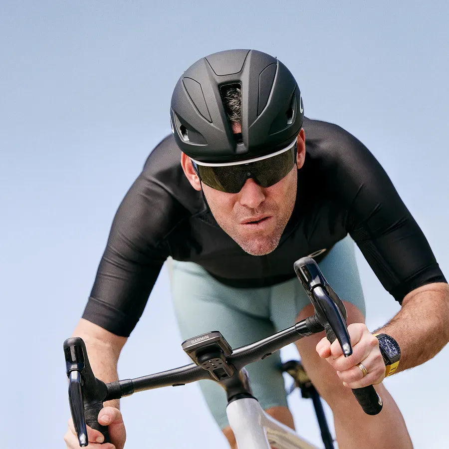 Cycliste portant des lunettes connectées Oakley Meta Vanguard