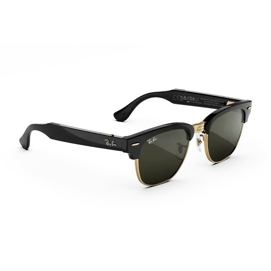 Vue de trois-quarts droite des lunettes Ray-Ban Meta Audio Clubmaster avec monture noir brillant et verres or vert.