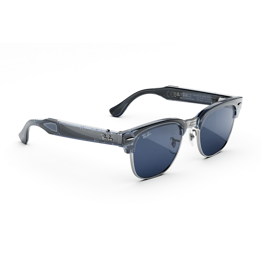 Vue de trois-quarts droite des Ray-Ban Meta Audio Clubmaster avec monture bleu ciel transparent et verres Transitions® saphir.