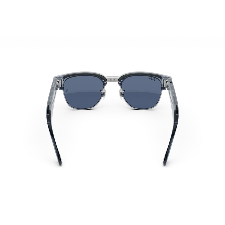 Vue arrière des lunettes Ray-Ban Meta Audio Clubmaster avec monture Bleu ciel transparent et verres Transitions® saphir.