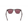 Vue arrière des lunettes Ray-Ban Meta Audio Clubmaster avec monture orchidée transparent et verres Transitions® rubis gris fusil.