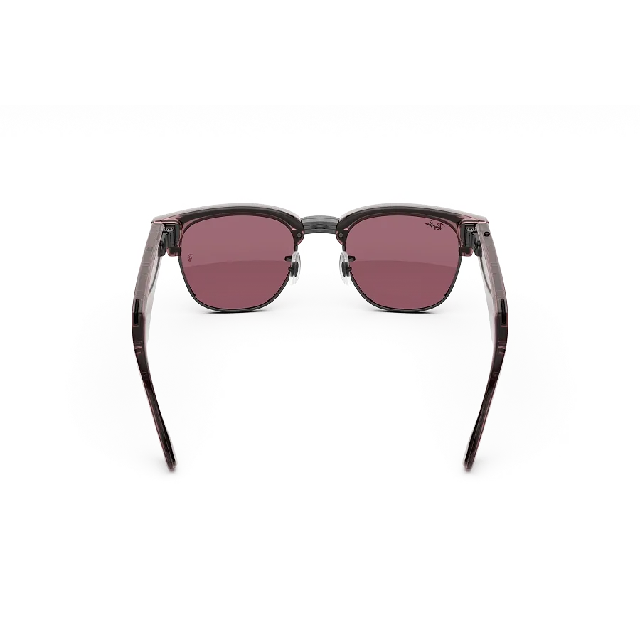Vue arrière des lunettes Ray-Ban Meta Audio Clubmaster avec monture orchidée transparent et verres Transitions® rubis gris fusil.